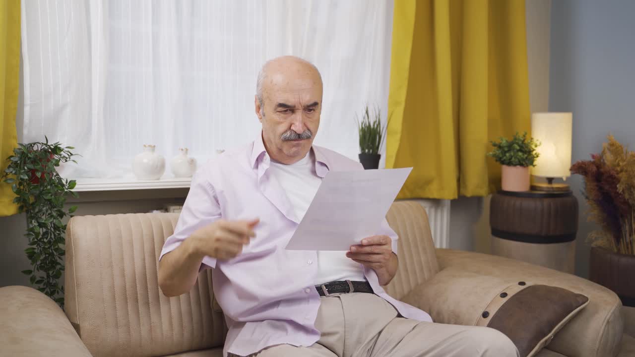 el viejo que se molesta por el papeleo abusivo.