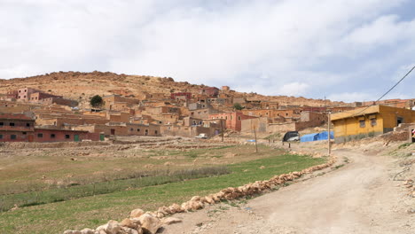 Típico-Pueblo-Marroquí-En-Las-Montañas-Del-Atlas,-Establecimiento-De-La-Panorámica-Derecha