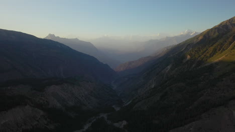 Drohnenaufnahme-Von-Feenwiesen-Pakistan,-Sonnenuntergang-Und-Schatten-Im-Tal,-Filmische-Drohnenaufnahme