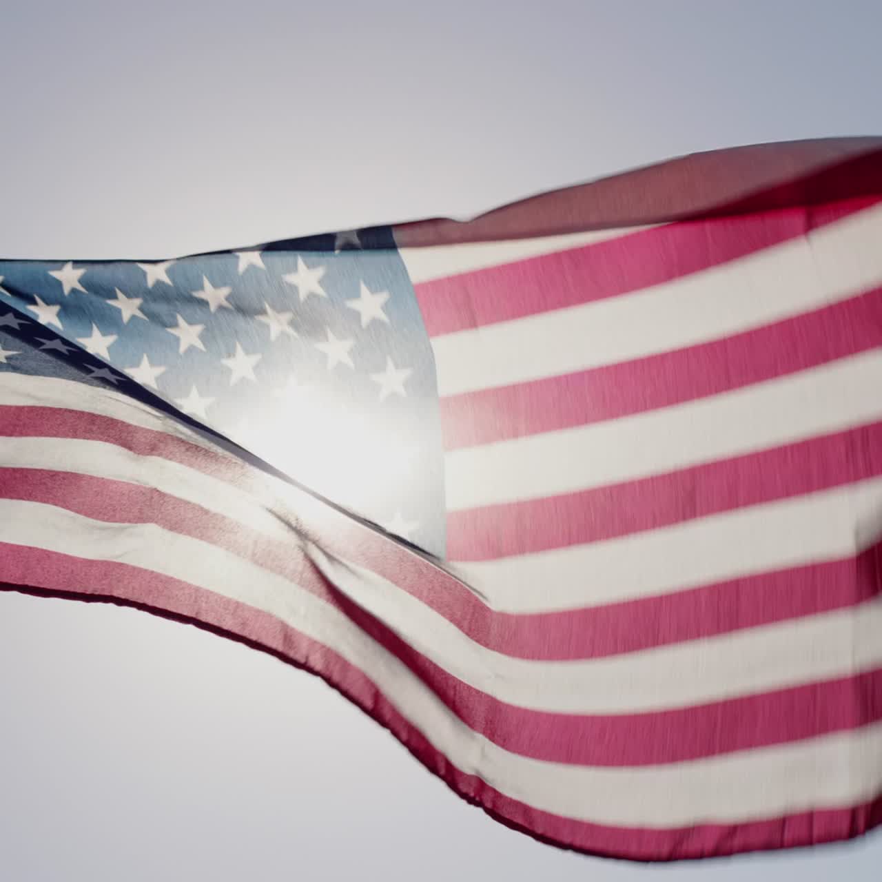 bandera americana ondea en el viento bajo el sol 1