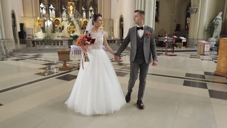 Hermosa-Pareja-De-Recién-Casados,-Novios-Caminando-En-Una-Antigua-Iglesia,-Ceremonia-De-Boda,-Matrimonio