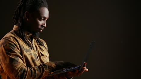 Afroamerikaner,-Der-Durch-Online-Netzwerkseiten-Scrollt
