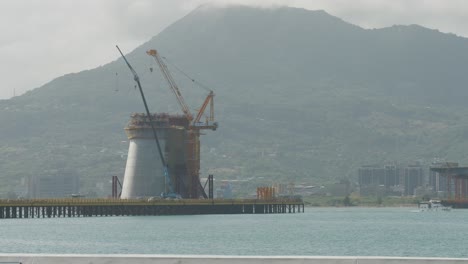 Danjiang-Brücke-Im-Bau-Am-Tamsui-Fluss,-Taipeh