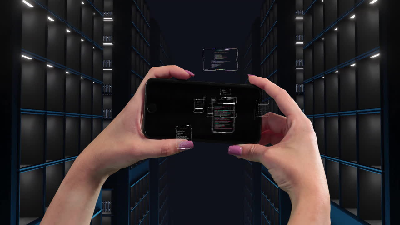 sosteniendo un teléfono inteligente, manos capturando animación de procesamiento de datos sobre bastidores de servidores