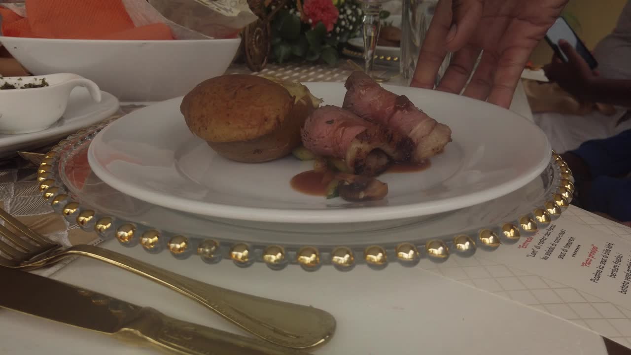 comida culinaria que se sirve a los invitados