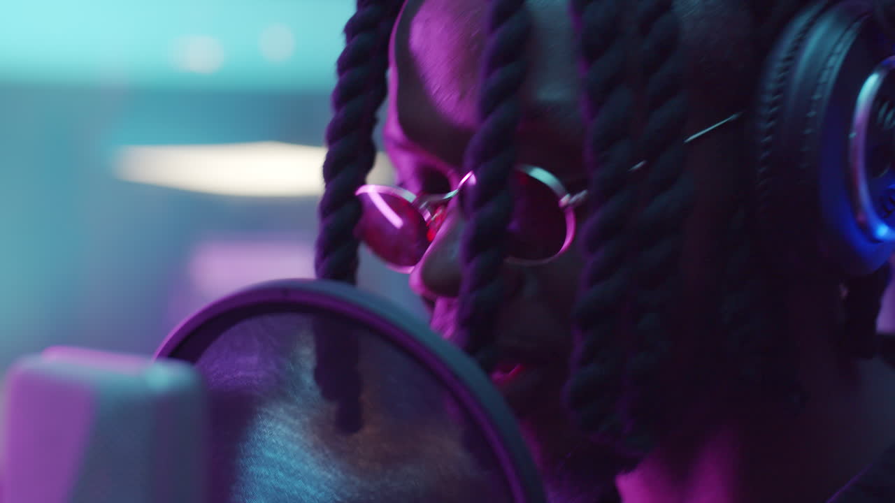 Homem negro gravando música em estúdio de produção de áudio