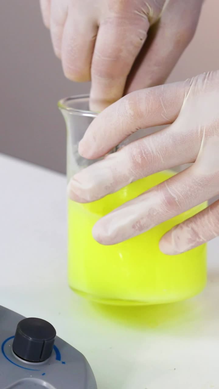 demostración de reacción química con cambio de color