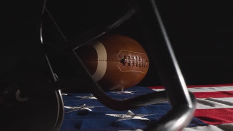 foto de estudio de iluminación de bajo perfil de fútbol americano con casco en la bandera de estrellas y rayas 3