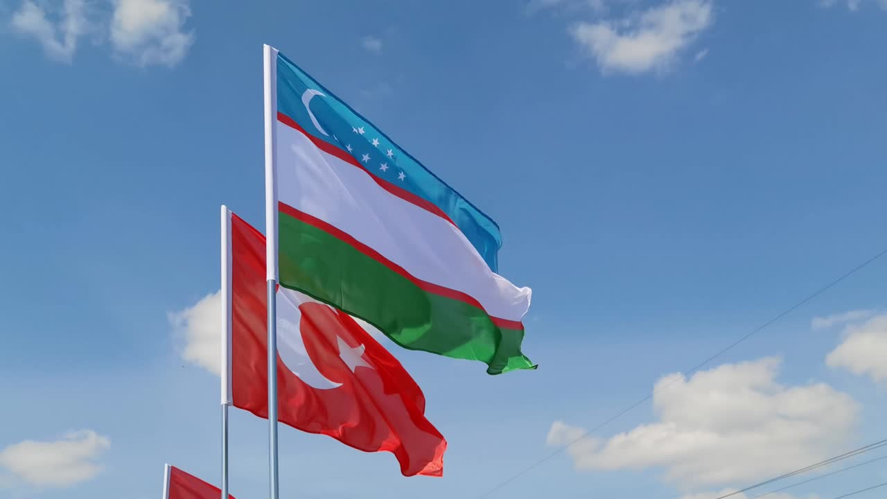 bandera nacional del país sobre un fondo de cielo azul. símbolo de tela volador