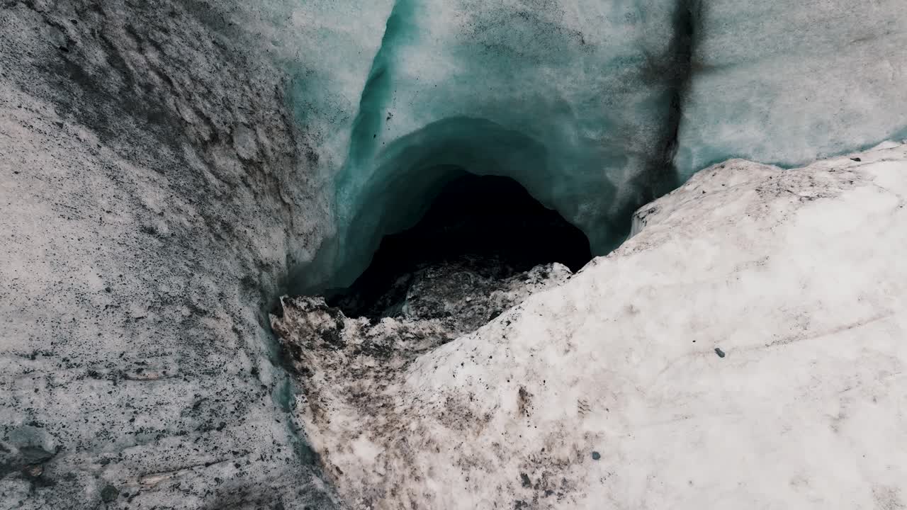 cuevas de hielo en rutas de senderismo en vinciguerra glaciar, ushuaia, provincia de tierra del fuego, argentina