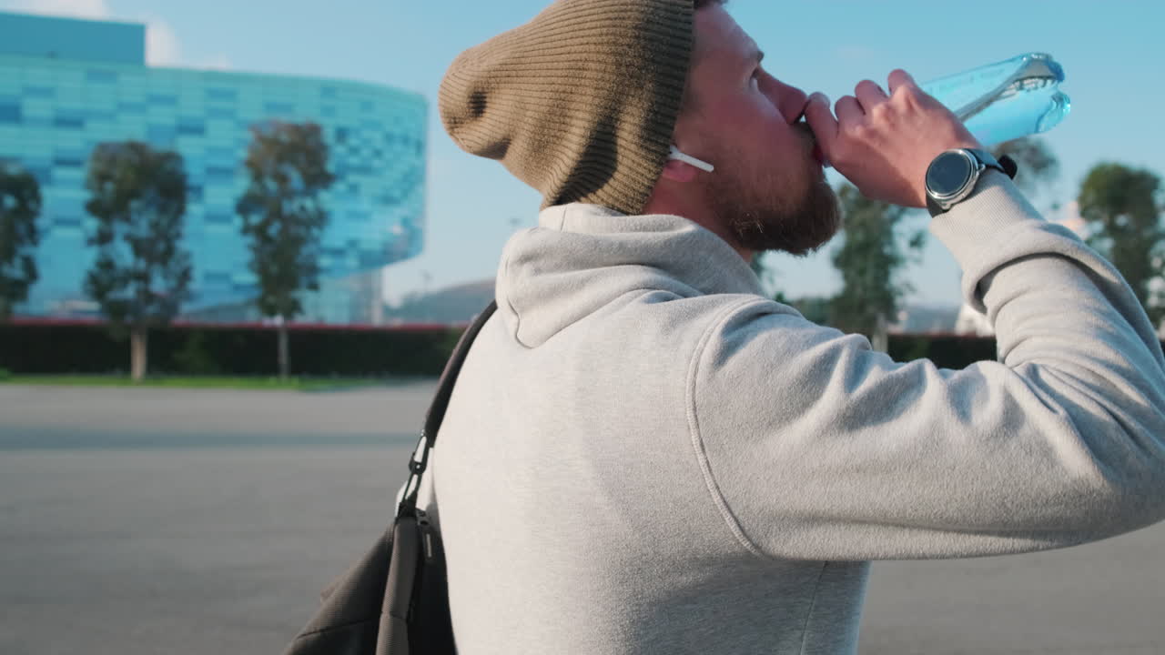 물을 마시고 야외에서 는 남자