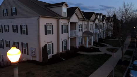 Edificio-De-Apartamentos-De-Casa-Adosada-En-Estados-Unidos-Por-La-Noche