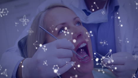 estructuras moleculares brillantes que se mueven contra el dentista que trata a pacientes femeninas