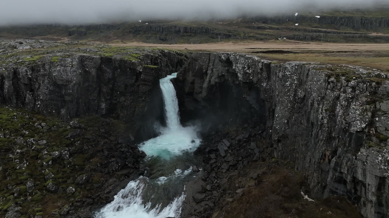 cascada folaldafoss: una foto aérea del hermoso salto de agua islandés en un día nublado