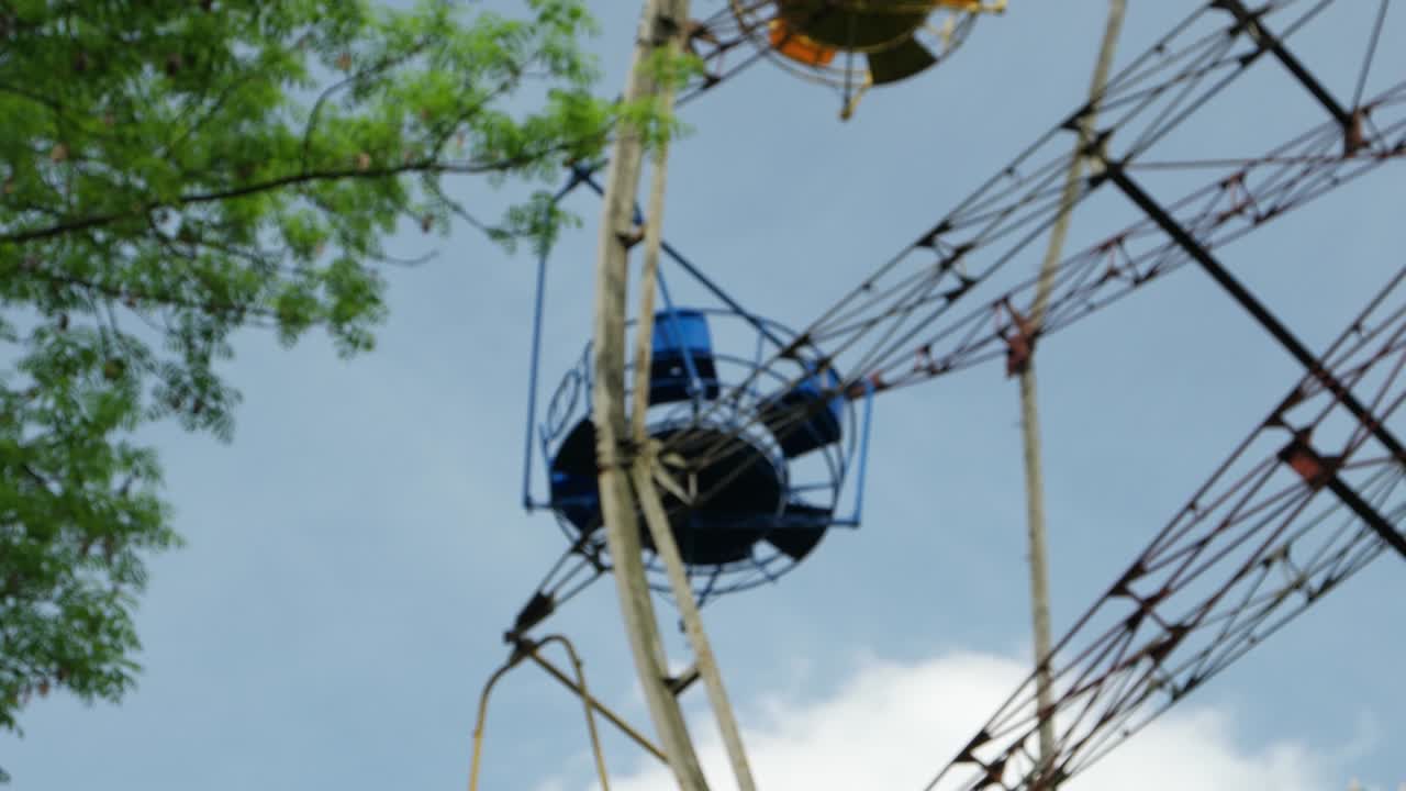 una rueda gigante de diversión contra el cielo azul, fondo