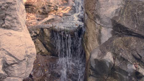 Pequeño-Arroyo-De-Agua-Rodeado-De-Rocas