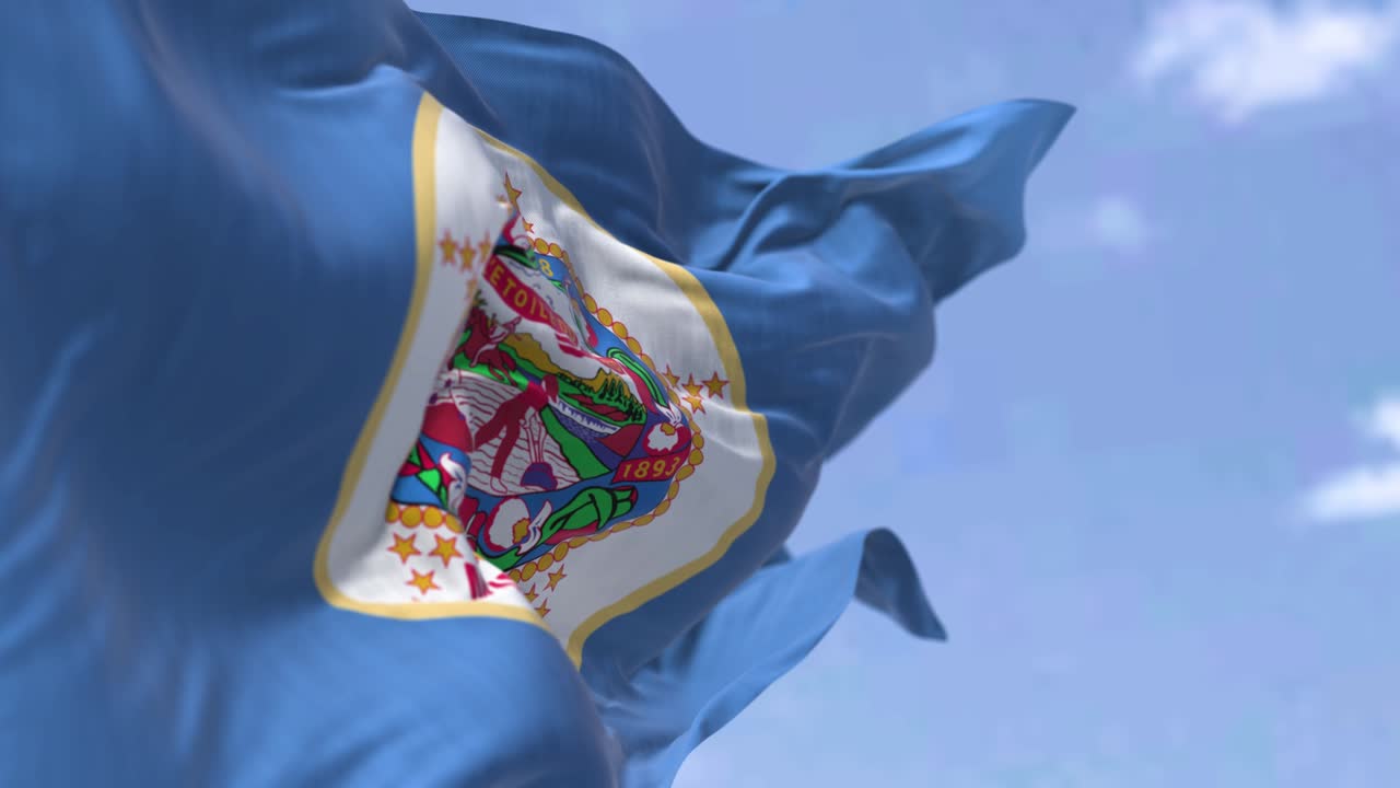 미네소타의 미국 국기가 바람에 흔들리고 있다.