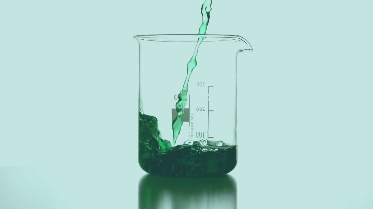 animación de formas verdes sobre un vaso con líquido