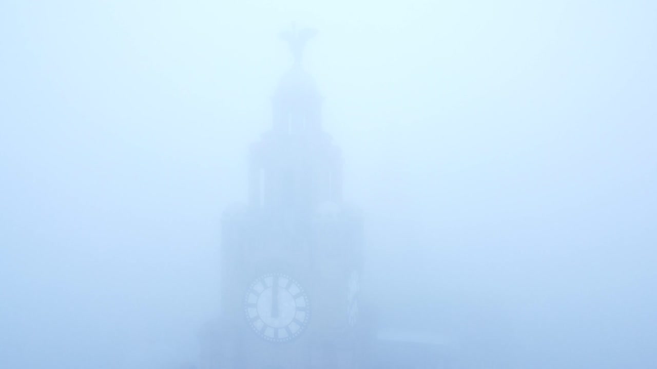 짙은 안개는 짙은 우울한 날씨 가시성의 조감도 유령 리버풀 간 건물을 덮고 있습니다.