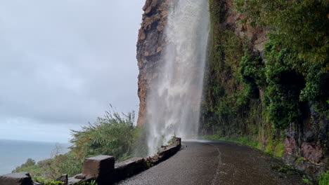 toma de la cascada dos anjos donde una gran cantidad de agua fluye a través de la cascada