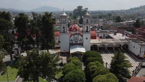 toma aerea de la iglesia y el jardin principal de jalisco mexico