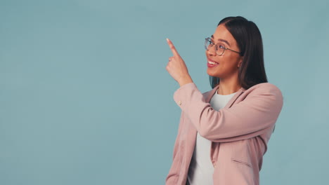 feliz, cara y mujer de negocios con la mano apuntando