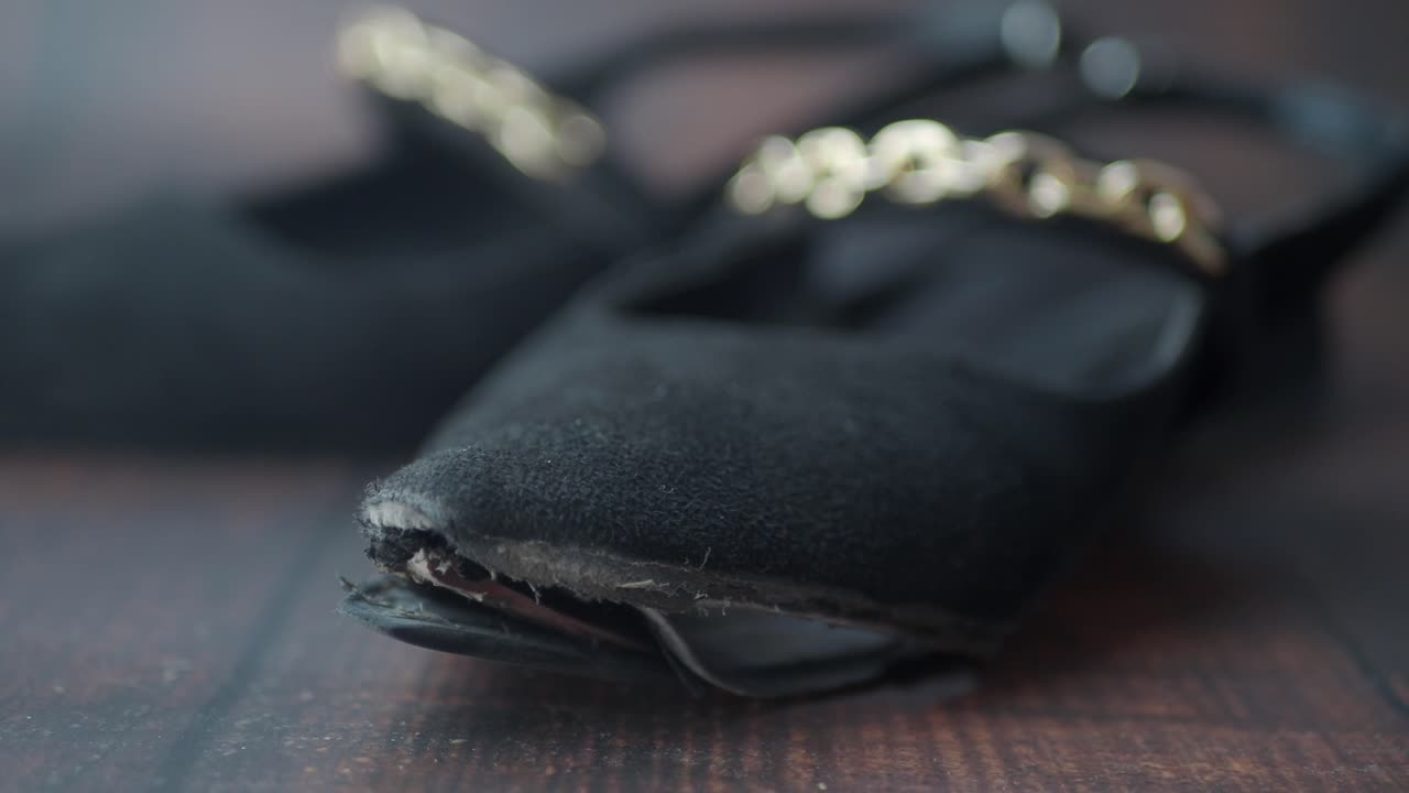 고 손상된 검은색 수데 여성 신발