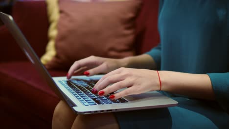 Manos-De-Mujer-Escribiendo-Texto-En-El-Teclado-Durante-El-Trabajo-En-La-Computadora-Portátil