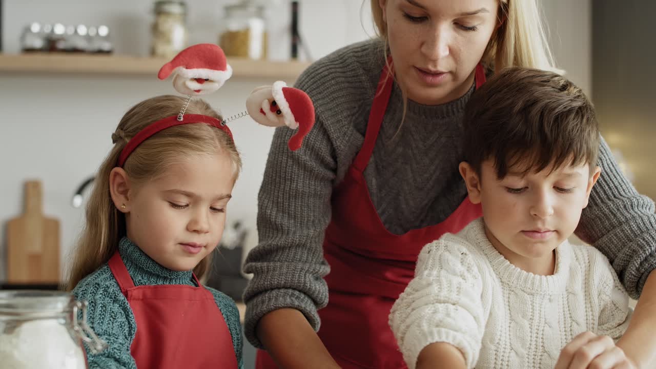 video de madre e hijos preparados para la cocción de navidad
