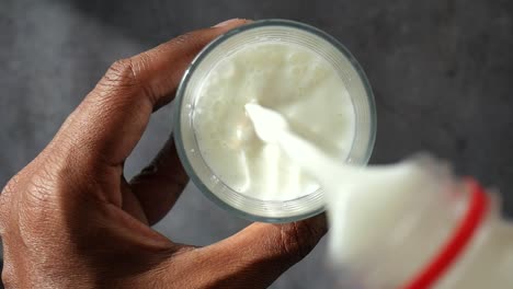 vertiendo leche en un vaso