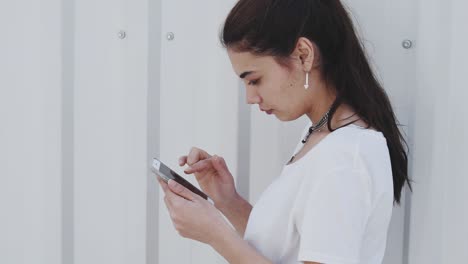 mujer joven con teléfono móvil