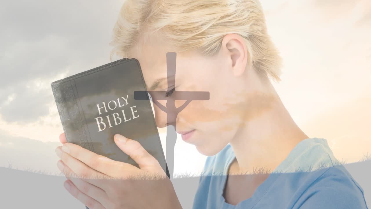 夕暮れに聖書と十字架を持って祈っている白人女性のアニメーション