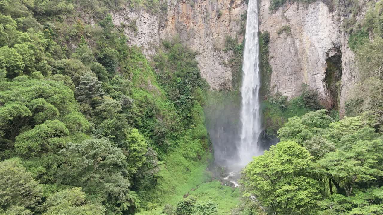 Drone perspective, approaching the Sipiso Piso waterfall