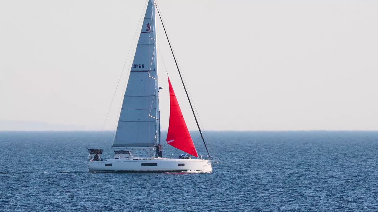 un velero se desliza a través del océano