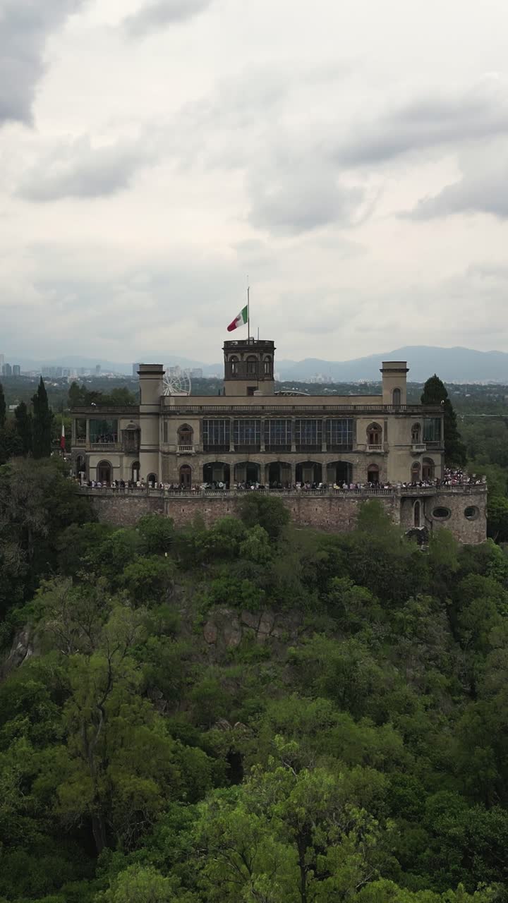 drone ascendiendo sobre el castillo de chapultepec en la ciudad de méxico, modo vertical