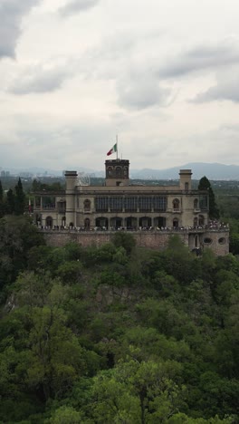 Drohne-Steigt-über-Schloss-Chapultepec-In-Mexiko-Stadt-Auf,-Vertikaler-Modus