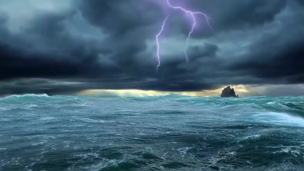 Fulmine su onde impetuose dell'oceano durante una tempesta