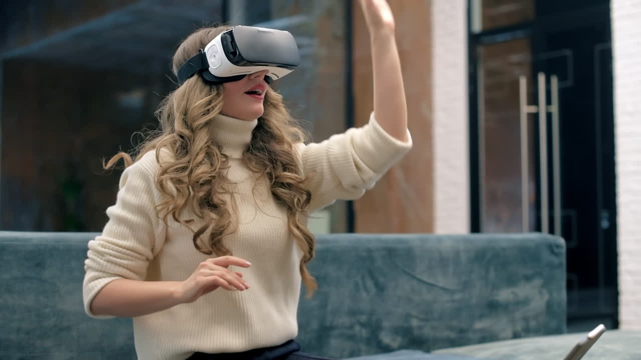Una donna caucasica bionda che indossa un visore VR e inizia a esplorare la realtà virtuale in un ufficio