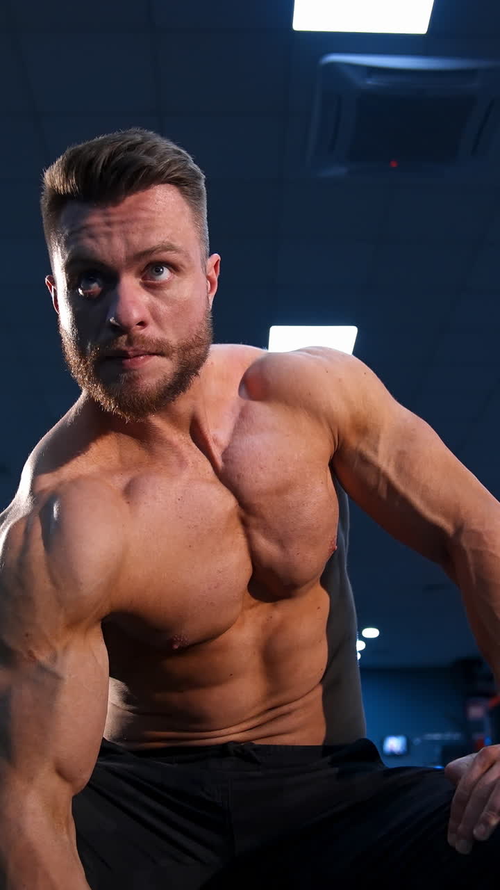 hombre trabajando con pesas en el gimnasio