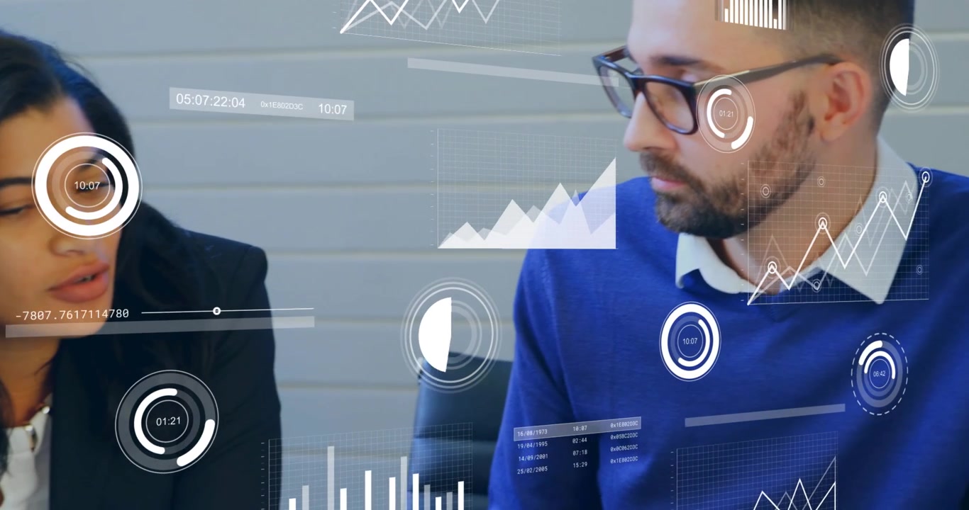 Professionisti aziendali che analizzano dati e grafici digitali in ufficio