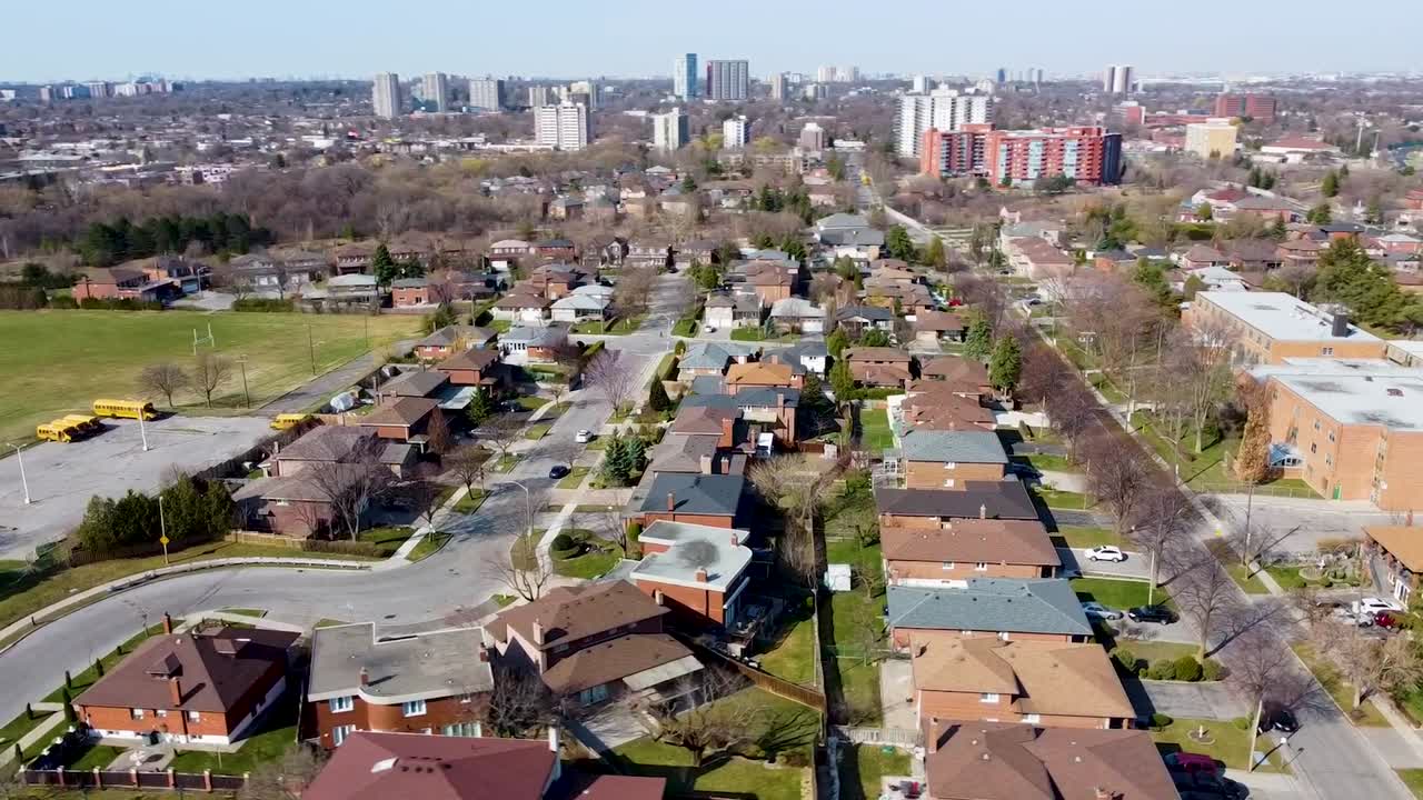 toma aérea de una escuela y un área suburbana circundante en una soleada mañana de primavera en toronto