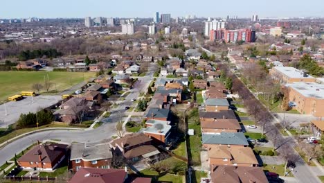 Toma-Aérea-De-Una-Escuela-Y-Un-área-Suburbana-Circundante-En-Una-Soleada-Mañana-De-Primavera-En-Toronto