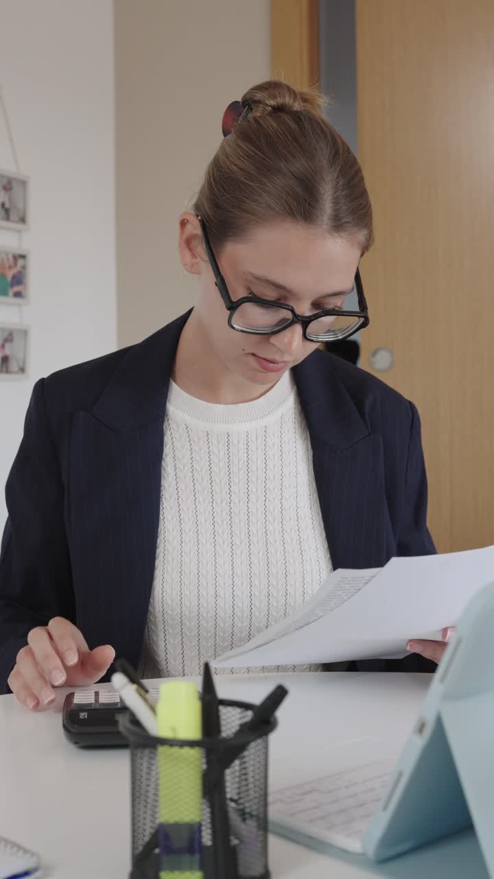 mujer trabajando en su escritorio