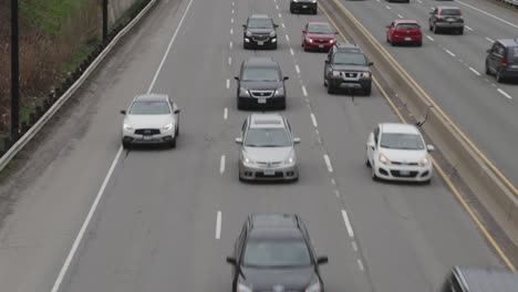 Coches-En-Una-Carretera-Que-Se-Mueven-Bajo-Un-Paso-Elevado