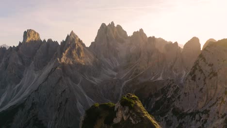 Asombrosa-Toma-Aérea-Sobre-El-Famoso-Mirador-Cadini,-Dolomitas-Italianas