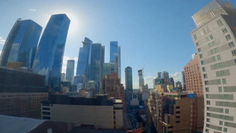 la ciudad de nueva york desde las alturas, vemos carros, nubes, ascensores y construcciones moviéndose en este timelapse