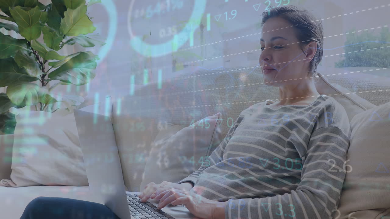 animación de múltiples gráficos y tablero de negociación sobre mujer caucásica trabajando en la computadora portátil en casa