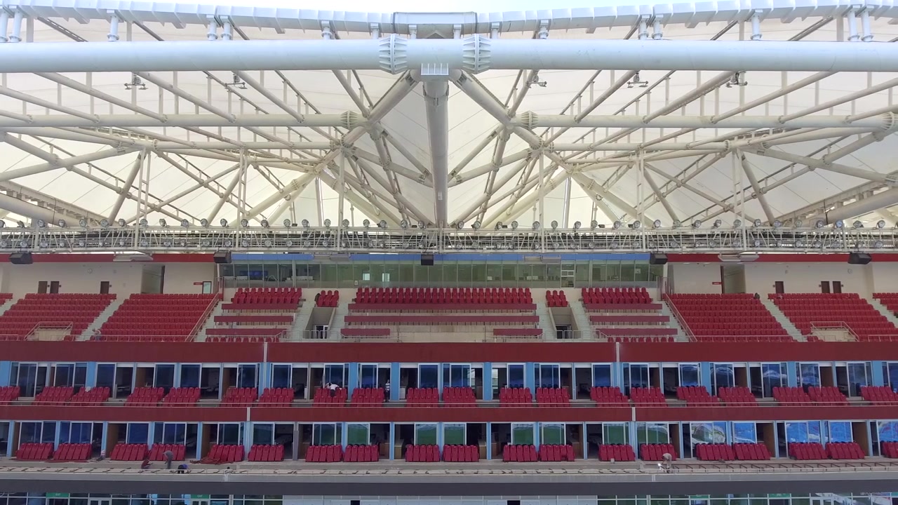Tempat Duduk Stadion Kosong dengan Struktur Atap Putih Modern