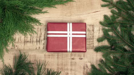 una pila de cajas de regalos de artesanía