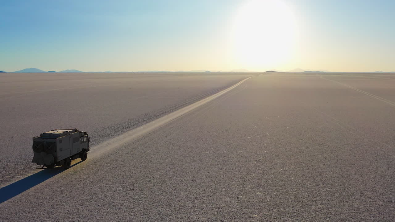 돌리 포워드 탐험 트럭 운전 살라 우유니 볼리비아 솔트 레이크 해가 지고